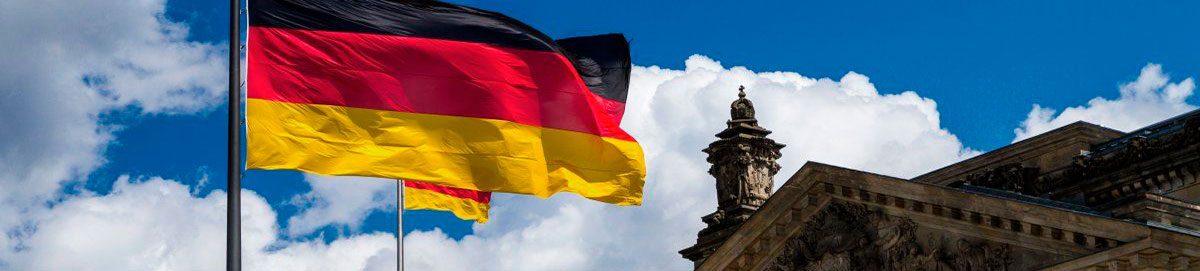 Bandera de Alemania ondeando frente a un edificio institucional en Berlín