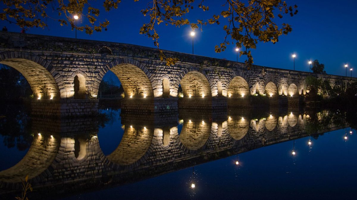 Puente iluminado sobre el río Guadiana en Mérida al anochecer